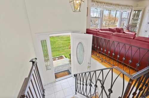 230 Linda Ave, Hawthorne, NY 10532-2050