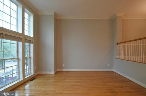 720 Vestal St, Woodbridge, VA 22191-5435