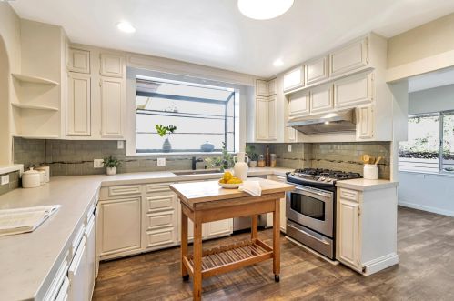 2800 Kingsland Ave, Oakland CA  94619-3325 exterior