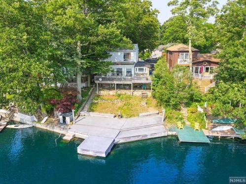 78 Upsala Path, West Milford Lakes NJ  07480-4204 exterior