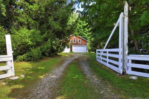 354 Moose Hill Rd, Upper Stepney CT  06468-2404 exterior
