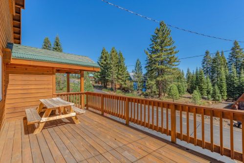 11550 Rhineland Ave, Truckee CA 96161-7070 exterior