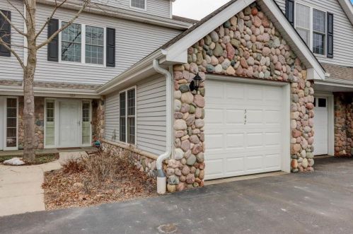 547 Lake Bluff Rd, Thiensville, WI 53092-1267
