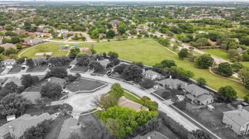 1401 Sedalia Ct, Lewisville TX  75028-2136 exterior