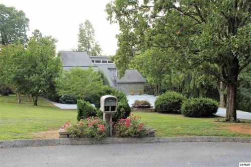 1190 Fork Dr, Pigeon Forge, TN 37862-2965