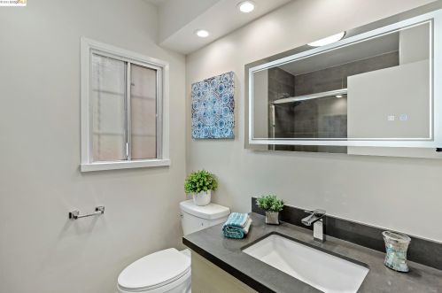 341 Alcatraz Ave, Oakland CA 94608-1260 exterior