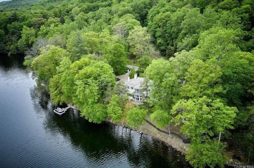 457 Lake Rd, Tuxedo Park NY  10987-4108 exterior