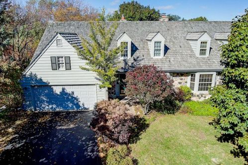 10315 Westport Cir, Thiensville, WI 53092-5738