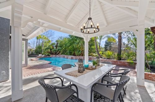 24370 Mornington Dr, Santa Clarita CA  91355-2037 exterior