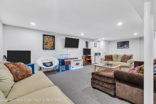 81 Oakland Dr, Bricktown NJ  08724-4560 exterior