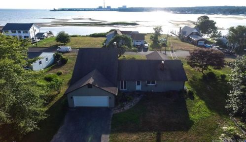 184 Shore Rd, Waterford CT  06385-3427 exterior