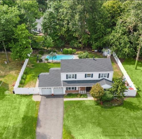 21 Yorkshire Dr, Airmont NY  10901-7217 exterior