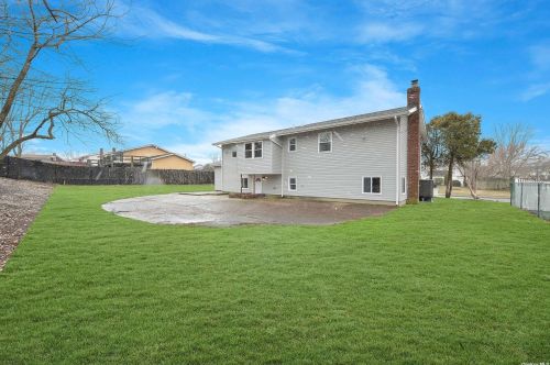 9 Brookwood Dr, Wheatley Heights NY  11798-1005 exterior