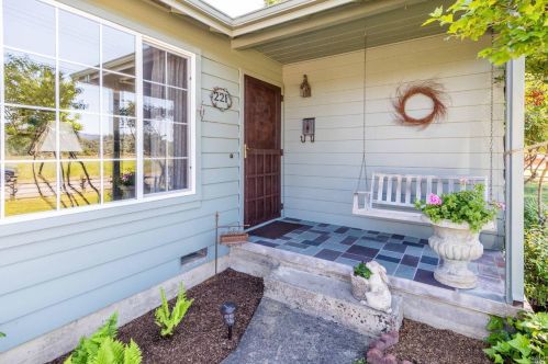 221 Macmillan Dr, Hopland, CA 95449-9703