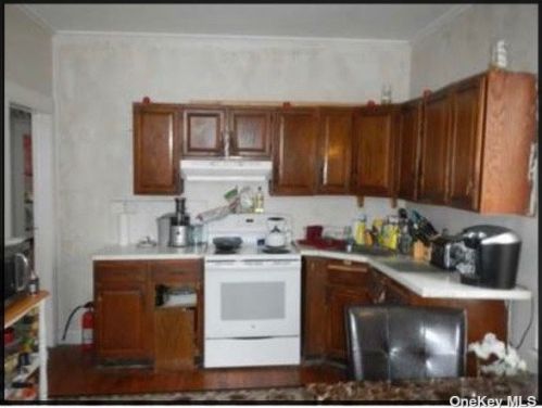 335 Wellwood Ave, North Lindenhurst NY  11757-3341 exterior