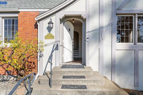 210 El Cerrito Ave, Oakland, CA 94611-4121
