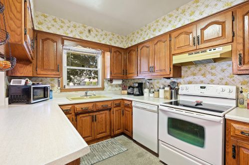 1461 10th St, Manitowoc, WI 54220-5709