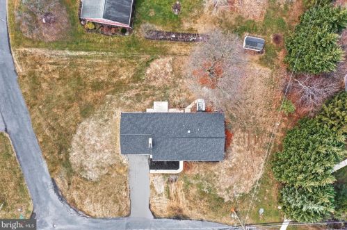 19 Locust Cir, Navy Sup Dpt PA  17050-3192 exterior