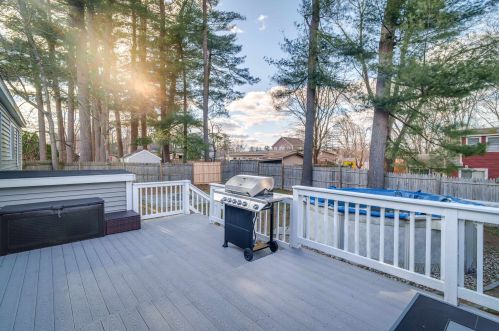 32 Damon Ave, Nashua NH  03064-1228 exterior
