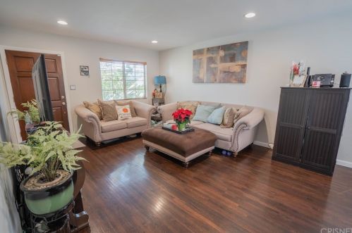 8341 Cantaloupe Ave, Van Nuys CA 91402-3806 exterior