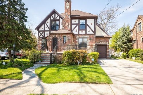 64 Reyam Rd, Lynbrook, NY 11563-2913