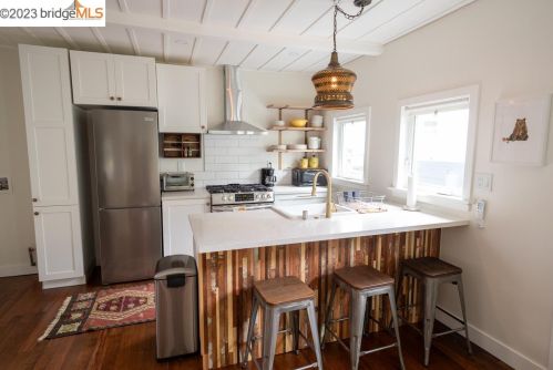 1058 56th St, Oakland CA 94608-2745 exterior