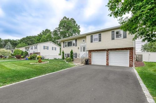 22 Hickory Ln, Garnerville, NY 10923-1906