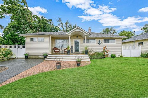 1028 Clinton Ave, North Lindenhurst, NY 11757-2109