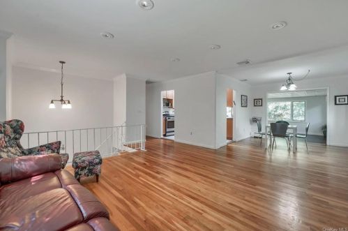 16 Victoria Dr, Airmont, NY 10901-6622