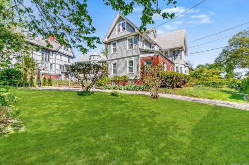 2 The Serpentine, New Rochelle, NY 10801-3513