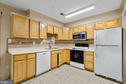 2378 Southgate Sq, Herndon, VA 20191-1237