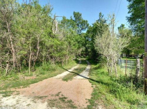 137 Comanche Trl, Webberville, TX 78621-5747