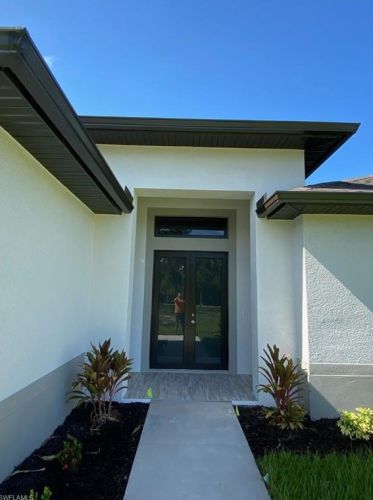758 6th St, Naples, FL 34117-9375