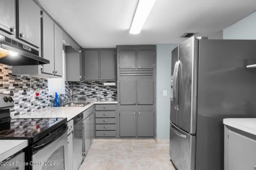 2292 Lakeview Dr, Melbourne, FL 32935-3176