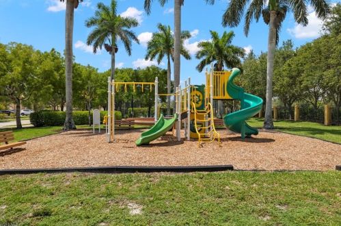 7698 Bristol Cir, Naples FL  34120-0697 exterior