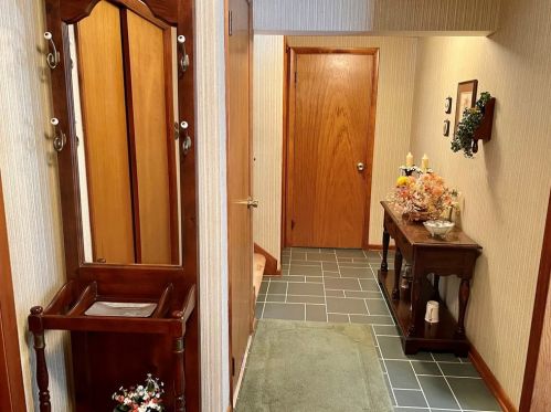 240 Laura Dr, New Kensington, PA 15068-6707