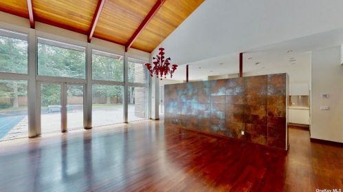 121 Montauk Hwy, East Hampton NY  11937-2802 exterior