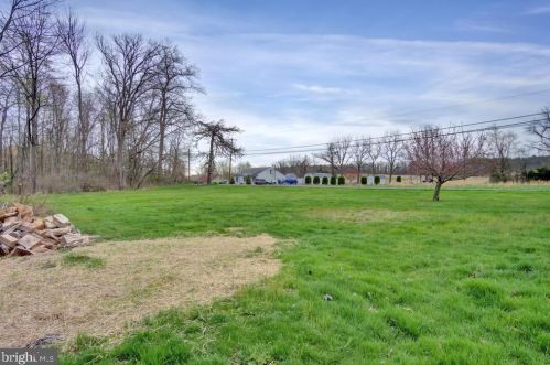 60 Cold Springs Rd, Carlisle PA 17015-9113 exterior