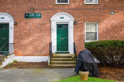 15 Fieldstone Dr, Hartsdale NY  10530-1525 exterior