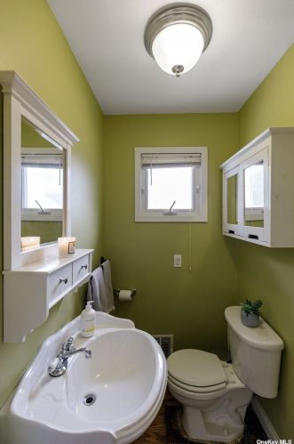112 Granada Ave, North Lindenhurst NY  11757-6527 exterior