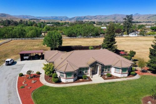 5890 Yuste Ln, Hollister CA  95023-9538 exterior