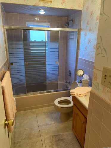 911 Maplecrest Dr, North Bellmore NY  11710-1044 exterior
