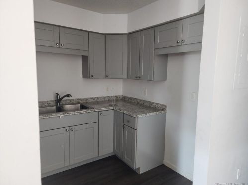 24 Manhan St, Waterbury, CT 06710-1800