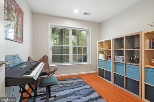 8231 Singleleaf Ln, Lorton VA  22079-5634 exterior