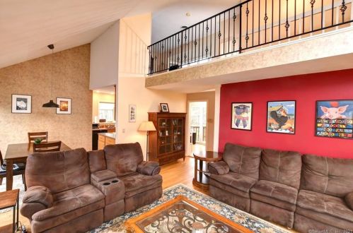 15 Rising Ridge Rd, Ridgefield, CT 06877-5818