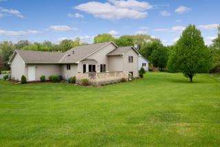 1670 Royal Oak Dr, Chaska, MN 55318-2874