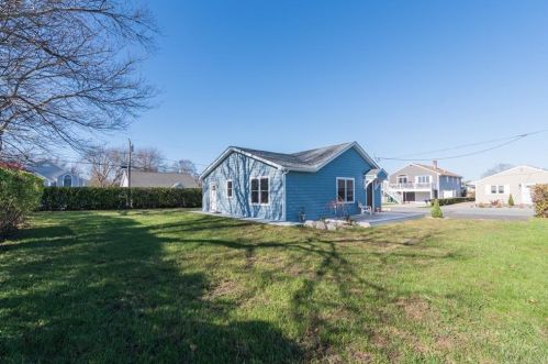 50 Elizabeth Rd, South Kingstown RI  02882-5220 exterior