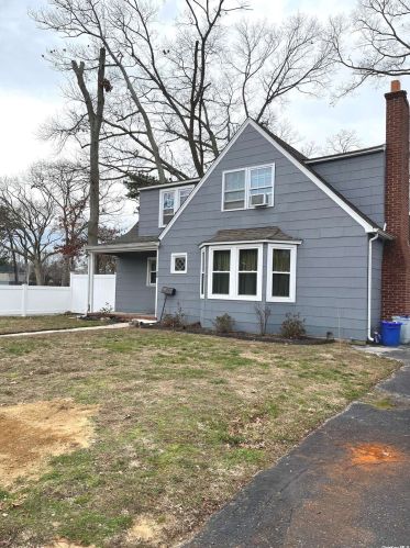 42 Chestnut St, Wheatley Heights, NY 11798-3906