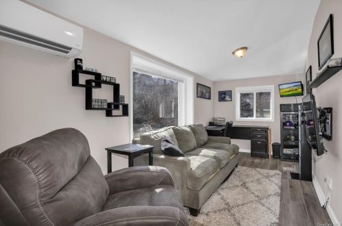 240 Overland Rd, Mahopac NY  10541-1121 exterior