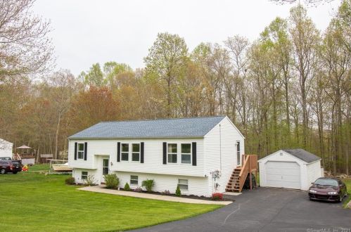 9 Salt Box Cir, Uncasville, CT 06382-2083